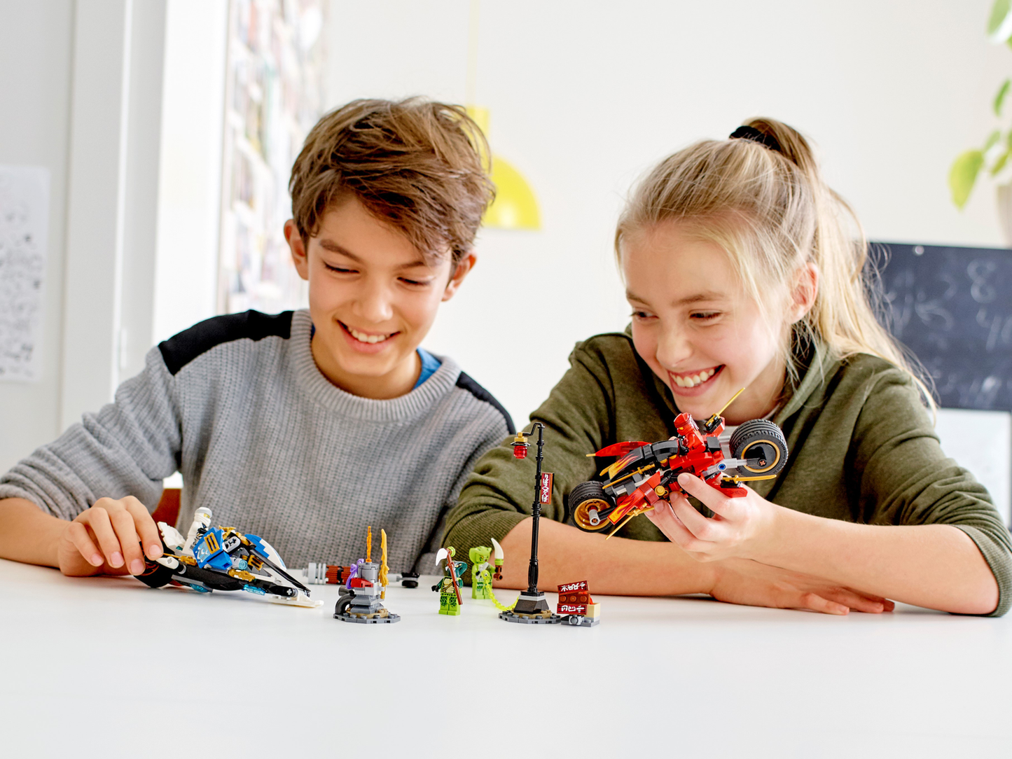 NINJAGO 70667 Kais Feuer-Bike & Zanes Schneemobil