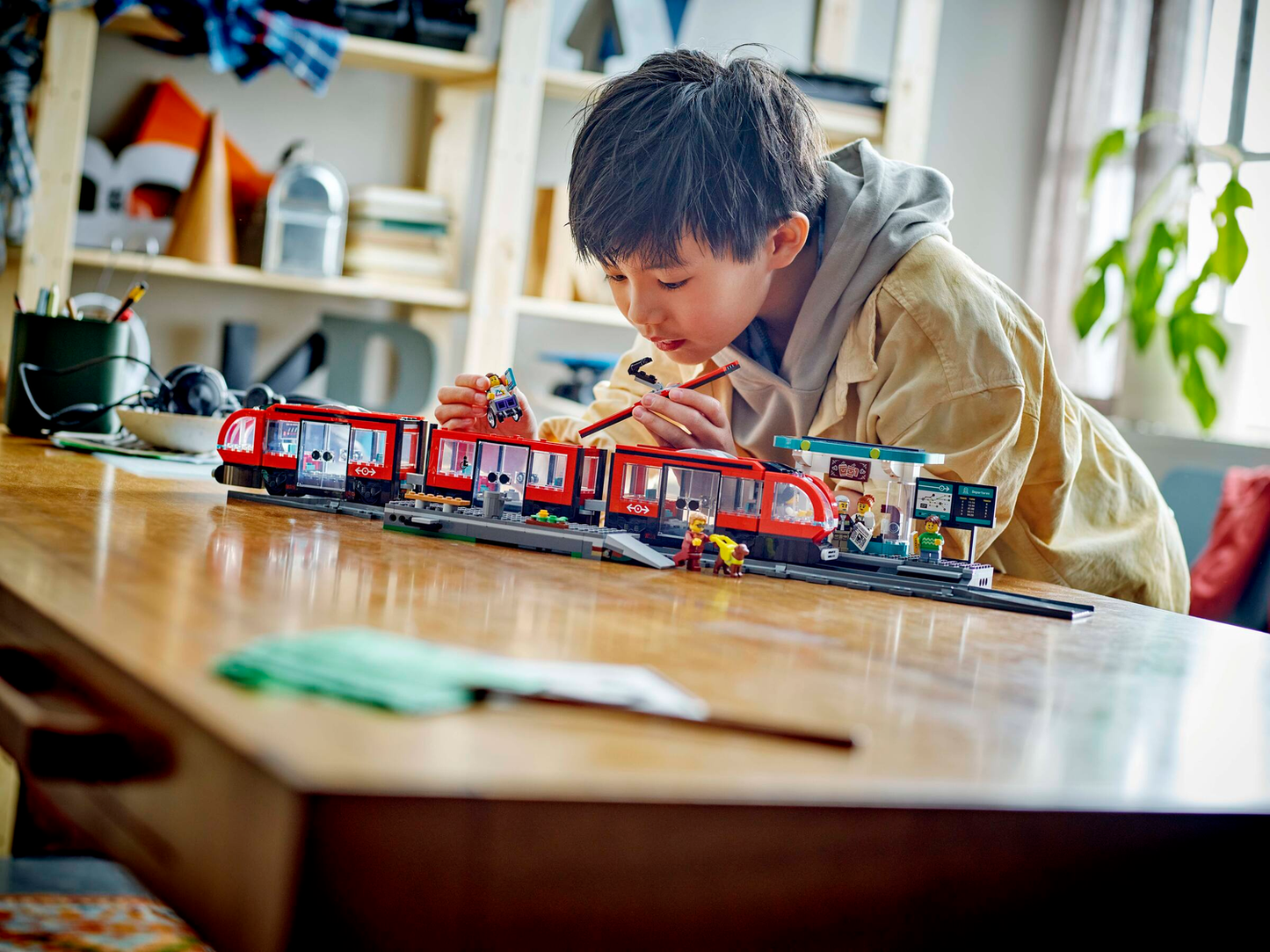 City 60423 Straßenbahn mit Haltestelle