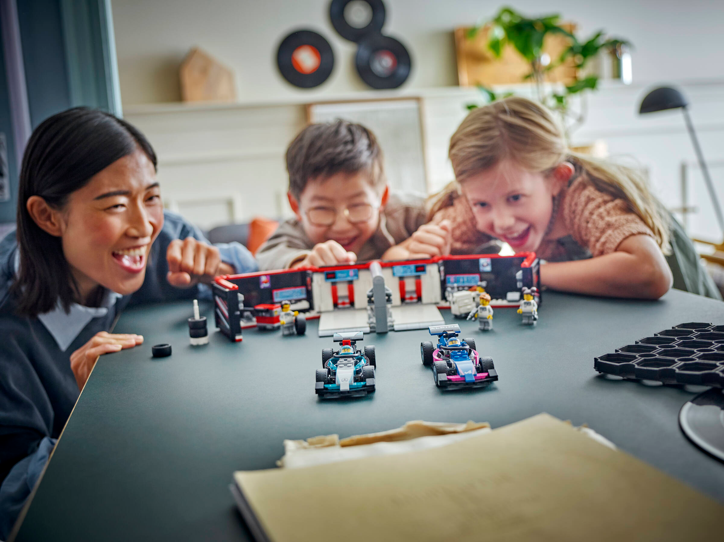 City 60444 F1 Garage mit Mercedes-AMG & Alpine Rennautos