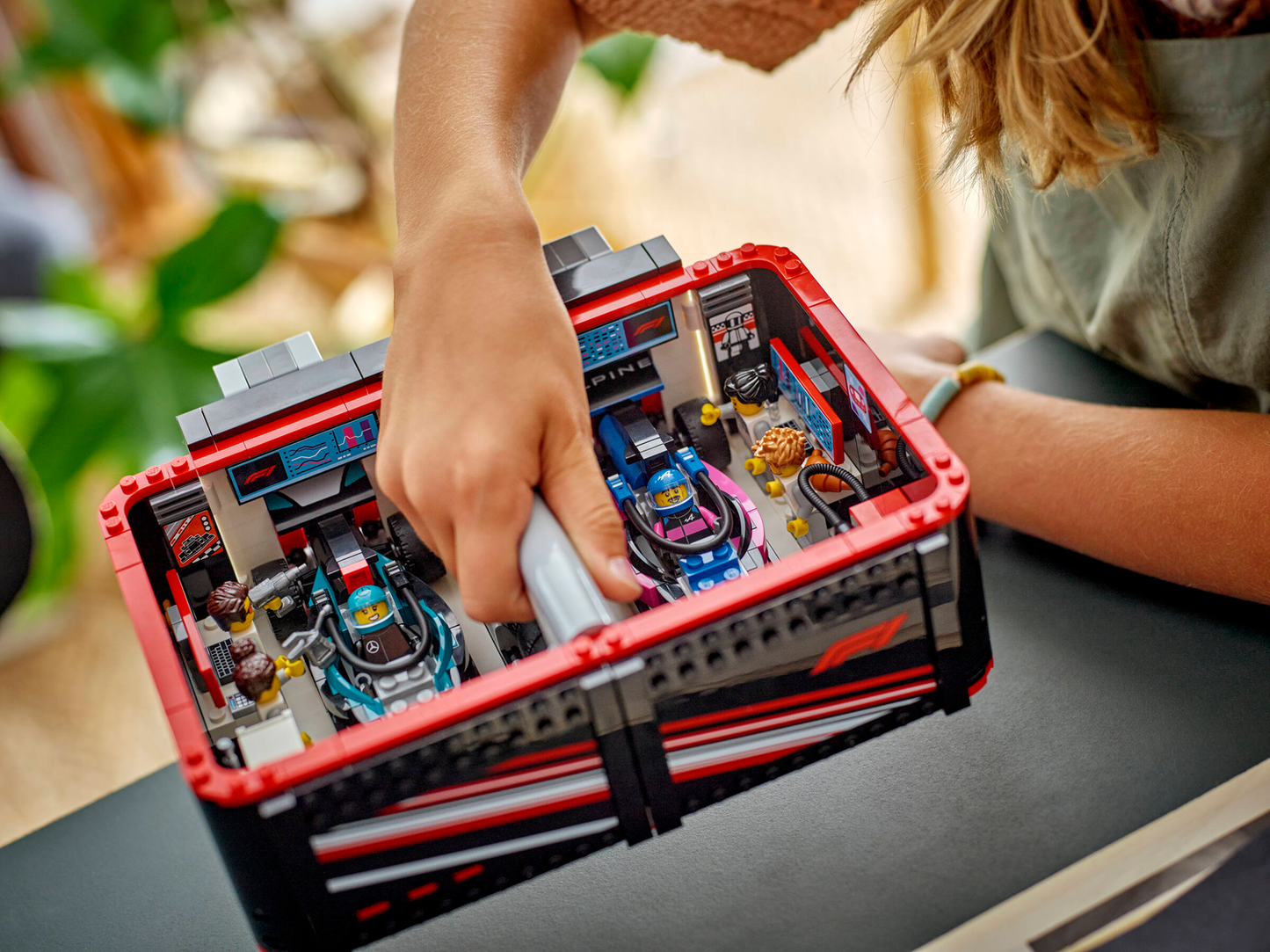 City 60444 F1 Garage mit Mercedes-AMG & Alpine Rennautos